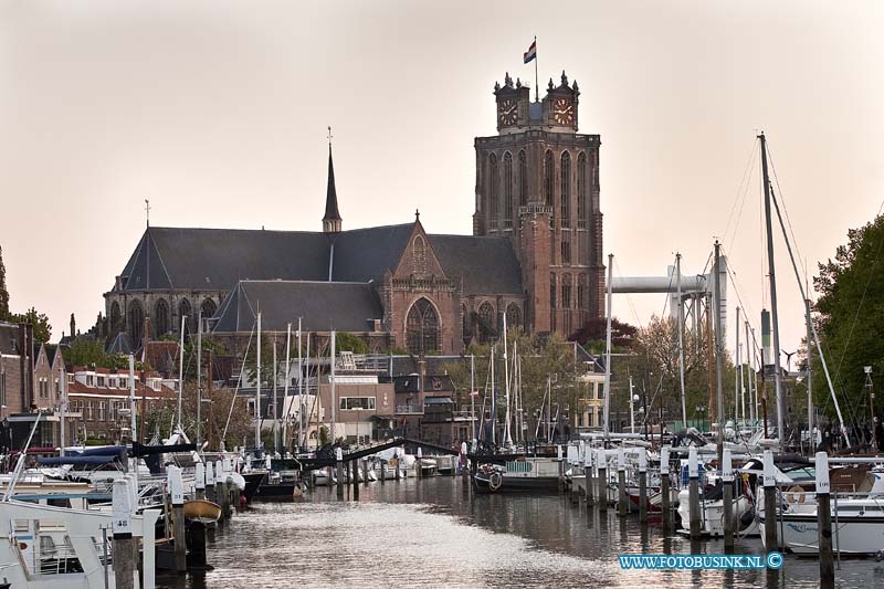 10050510.jpg - FOTOOPDRACHT:Dordrecht:05-05-2010:De grote kerk en Nieuwehaven met bootjes bij avond licht.Deze digitale foto blijft eigendom van FOTOPERSBURO BUSINK. Wij hanteren de voorwaarden van het N.V.F. en N.V.J. Gebruik van deze foto impliceert dat u bekend bent  en akkoord gaat met deze voorwaarden bij publicatie.EB/ETIENNE BUSINK
