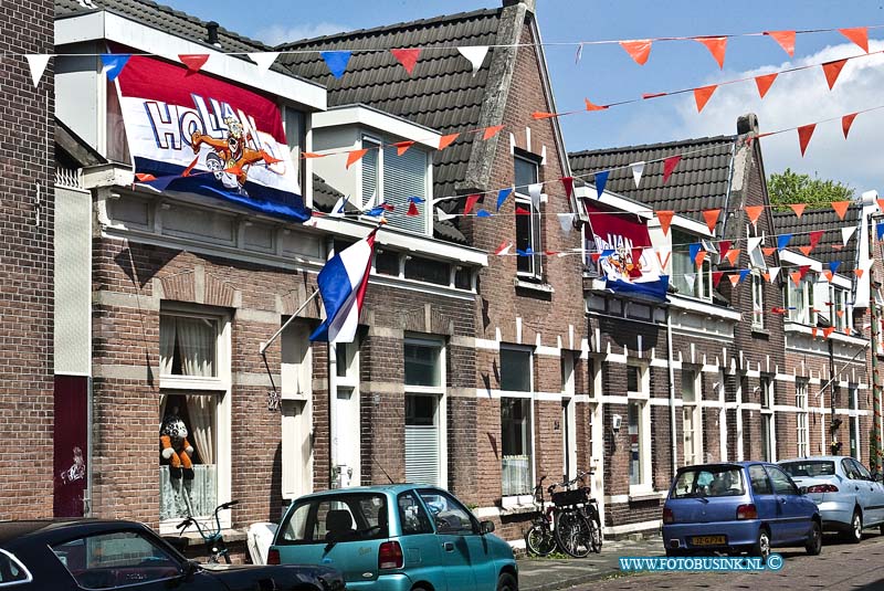 10052110.jpg - FOTOOPDRACHT:Dordrecht:21-05-2010:Leliestraat in oranje voetbal sfeer met vlagen en spandoekenDeze digitale foto blijft eigendom van FOTOPERSBURO BUSINK. Wij hanteren de voorwaarden van het N.V.F. en N.V.J. Gebruik van deze foto impliceert dat u bekend bent  en akkoord gaat met deze voorwaarden bij publicatie.EB/ETIENNE BUSINK
