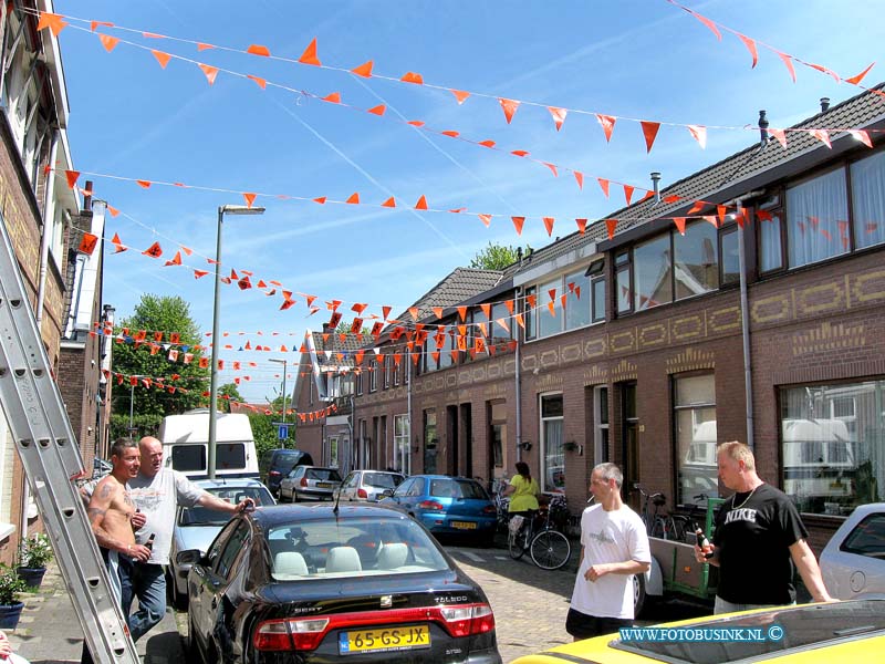 10052201.jpg - FOTOOPDRACHT:Dordrecht:22-05-2010:Rozenstraat WK oranje versiering vlagen in de straatDeze digitale foto blijft eigendom van FOTOPERSBURO BUSINK. Wij hanteren de voorwaarden van het N.V.F. en N.V.J. Gebruik van deze foto impliceert dat u bekend bent  en akkoord gaat met deze voorwaarden bij publicatie.EB/ETIENNE BUSINK
