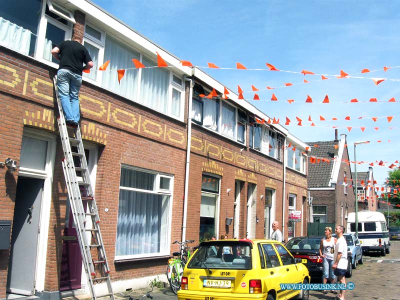 10052202.jpg - FOTOOPDRACHT:Dordrecht:22-05-2010:Rozenstraat WK oranje versiering vlagen in de straatDeze digitale foto blijft eigendom van FOTOPERSBURO BUSINK. Wij hanteren de voorwaarden van het N.V.F. en N.V.J. Gebruik van deze foto impliceert dat u bekend bent  en akkoord gaat met deze voorwaarden bij publicatie.EB/ETIENNE BUSINK