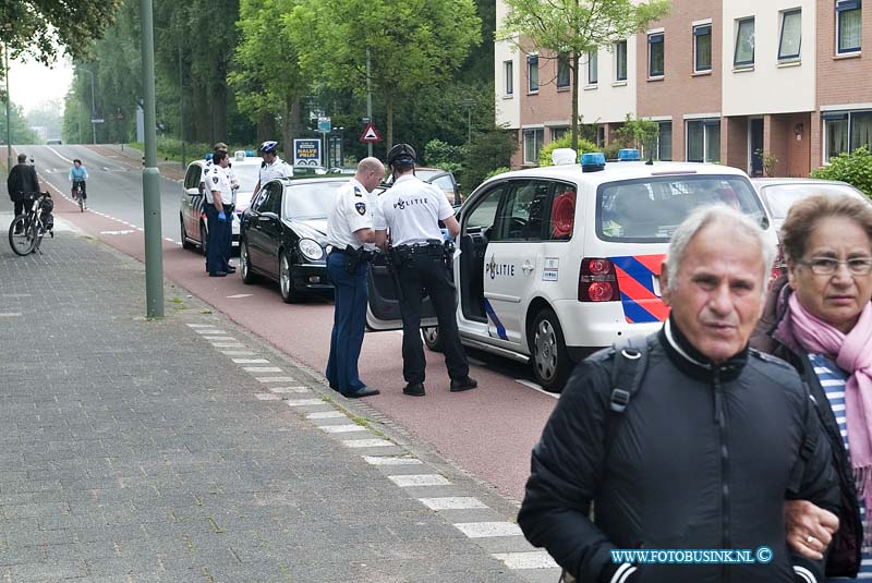 10052801.jpg - FOTOOPDRACHT:Dordrecht:28-05-2010:Aanhoudingen bij HennepkwekerijDORDRECHT - De politie heeft op vrijdagmorgen 28 mei een hennepkwekerij ontdekt en drie aanhoudingen verricht. Politiemensen gingen naar een woning op de Thorbeckeweg in Dordrecht, daar vermoedde de politie een kwekerij vanwege de lucht. Binnen was in twee ruimten een kwekerij opgezet met in totaal ongeveer 150 plantjes. Bij de woning hielden agenten direct een 25-jarige man uit Dordrecht aan. Even later volgden nog twee aanhoudingen. Deze twee mannen van 23 en 33 jaar uit Dordrecht zaten in een auto waar zij mee kwamen aanrijden bij de kwekerij. De politie onderzoekt de betrokkenheid van de drie bij de hennepplantage. Medewerkers van een gespecialiseerd bedrijf ontmantelden de kwekerij. Alle spullen en wiet worden vernietigd. Deze digitale foto blijft eigendom van FOTOPERSBURO BUSINK. Wij hanteren de voorwaarden van het N.V.F. en N.V.J. Gebruik van deze foto impliceert dat u bekend bent  en akkoord gaat met deze voorwaarden bij publicatie.EB/ETIENNE BUSINK