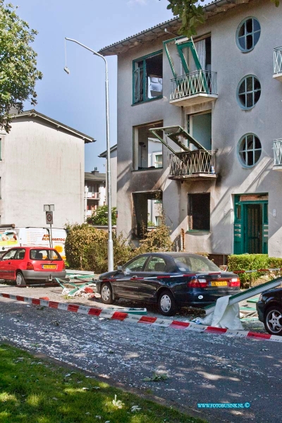 10061613.jpg - FOTOOPDRACHT:Dordrecht:16-06-2010:en grote zware explosie in een hoek flat van de Prinses Marijkestraat heeft meer dan 9 woningen vernield na een zware explosie die mogelijk opzet is geweest. Ook woningen aan de overkant van de brede straat raakten zwaar beschadigd. Er vielen minstens 18 gewonden een traumateam en minstens 5 ziekenwagens werden in gezet ook raakt politie agenten bij de explosie gewond. De brandweer zette extra personeel in om de grote brand die na de explosie ontstond te blussen. In een flat in Dordrecht heeft woensdag een aantal zware explosies plaatsgevonden. Hierbij zijn zeker drie woningen verwoest en achttien mensen gewond geraakt, onder wie een agent en een deurwaarder, meldt de politie. Na de explosies brak een flinke brand uit, maar die is inmiddels onder controle. Een woning in de flat werd volgens de politie ontruimd op het moment dat de explosies plaatsvonden. Of er een verband is tussen de explosies en de ontruiming is nog niet bekend. Overigens spreekt de politie van één ontploffing. Getuigen zouden meerdere explosies hebben gehoordDeze digitale foto blijft eigendom van FOTOPERSBURO BUSINK. Wij hanteren de voorwaarden van het N.V.F. en N.V.J. Gebruik van deze foto impliceert dat u bekend bent  en akkoord gaat met deze voorwaarden bij publicatie.EB/ETIENNE BUSINK