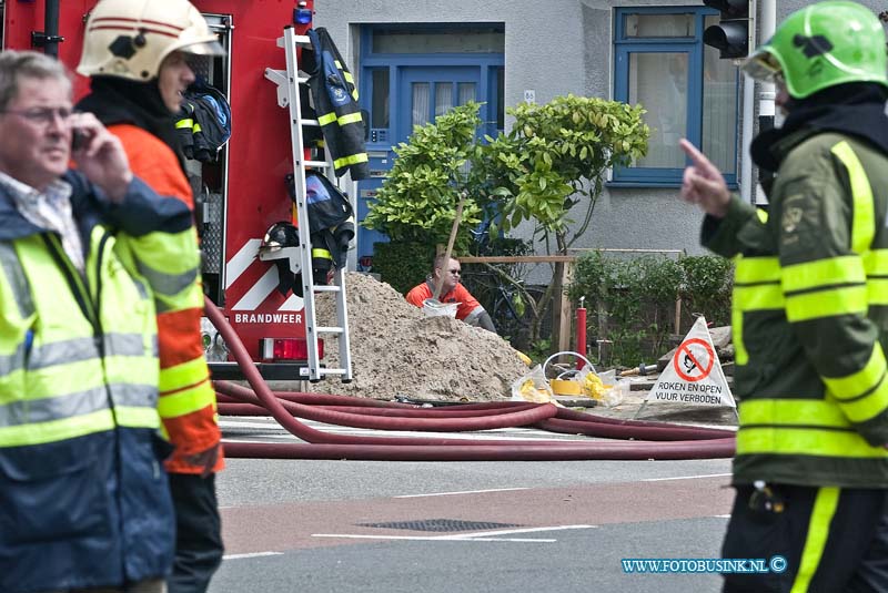 10061621.jpg - FOTOOPDRACHT:Dordrecht:16-06-2010:Foto: De gas toevoer werd door eneco afgesloten op 4 plekken na de exsplosie in de flat.en grote zware explosie in een hoek flat van de Prinses Marijkestraat heeft meer dan 9 woningen vernield na een zware explosie die mogelijk opzet is geweest. Ook woningen aan de overkant van de brede straat raakten zwaar beschadigd. Er vielen minstens 18 gewonden een traumateam en minstens 5 ziekenwagens werden in gezet ook raakt politie agenten bij de explosie gewond. De brandweer zette extra personeel in om de grote brand die na de explosie ontstond te blussen. In een flat in Dordrecht heeft woensdag een aantal zware explosies plaatsgevonden. Hierbij zijn zeker drie woningen verwoest en achttien mensen gewond geraakt, onder wie een agent en een deurwaarder, meldt de politie. Na de explosies brak een flinke brand uit, maar die is inmiddels onder controle. Een woning in de flat werd volgens de politie ontruimd op het moment dat de explosies plaatsvonden. Of er een verband is tussen de explosies en de ontruiming is nog niet bekend. Overigens spreekt de politie van één ontploffing. Getuigen zouden meerdere explosies hebben gehoordDeze digitale foto blijft eigendom van FOTOPERSBURO BUSINK. Wij hanteren de voorwaarden van het N.V.F. en N.V.J. Gebruik van deze foto impliceert dat u bekend bent  en akkoord gaat met deze voorwaarden bij publicatie.EB/ETIENNE BUSINK