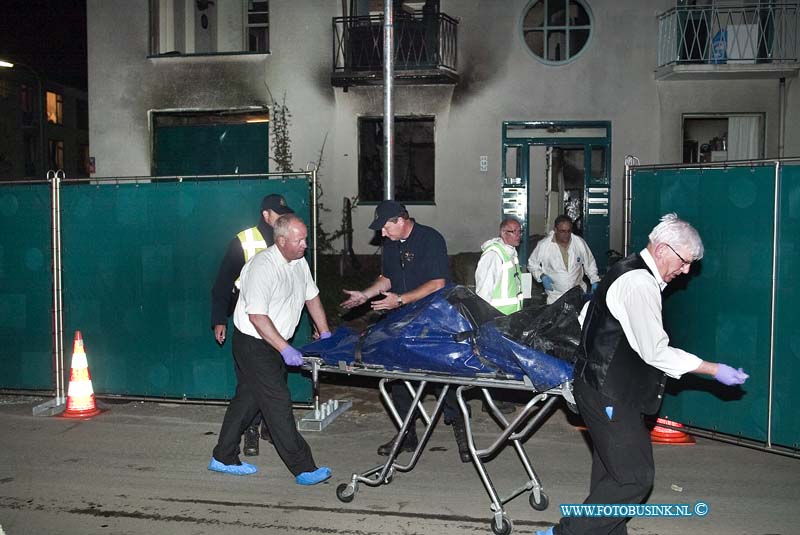 10061627.jpg - FOTOOPDRACHT:Dordrecht:16-06-2010:Foto: De begrafenis ondernemer neem het stoffelijk overschot van de gexploeerde flatbewonner mee voor Forensisch onderzoek. POLITIE VINDT STOFFELIJK OVERSCHOT BIJ ONDERZOEK NAAR EXPLOSIE IN WONINGDORDRECHT - Woensdagmiddag 16 juni heeft een explosie plaatsgevonden in een hoekwoning op de begane grond van een drie etage hoog appartementengebouw op de kruising tussen de Prinses Julianaweg en Prinses Marijkestraat. Bij de explosie raakten 18 personen gewond. Nadat de woning veilig genoeg was bevonden om te kunnen betreden, werd rond 19.00 uur in de woning het stoffelijk overschot van een tot nu toe onbekende persoon aangetroffen. De explosie vond plaats rond 12.15 uur, waarop in drie woningen brand uitbrak. De brandweer rukte uit en was snel ter plaatse. Al kort na het plaatsvinden van de explosie werd opgeschaald naar zeer grote brand en een GRIP 2 (Gecoördineerde Regionale Incidentenbestrijding Procedure) situatie. Op het moment van de ontploffing wilde wooncoörporatie Woonbron met een deurwaarder een huisuitzetting gaan doen in de betreffende woning. Deze uitzetting vond plaats naar aanleiding van een huurachterstand van de bewoner. Bij onderzoek naar de explosie trof de politie in de woning het stoffelijk overschot aan. Het is niet duidelijk of het om de bewoner van het pand gaat. De oorzaak van de explosie is niet bekend. Wel zijn er aanwijzingen voor strafbare feiten. De politie heeft een Team Grootschalige Opsporing opgezet om een uitgebreid onderzoek te doen. Dit heeft erin geresulteerd dat een 38-jarige man uit Dordrecht door de politie is aangehouden in zijn woonplaats op verdenking van betrokkenheid bij de explosie. Als gevolg van de explosie raakten achttien personen gewond. Tien van hen konden ter plaatse door ambulancepersoneel aan hun verwondingen worden behandeld. Acht personen werden naar ziekenhuizen in Dordrecht en Zwijndrecht overgebracht. Een van hen raakte zwaar gewond. Zijn toestand is onbekend. Onder de gewond