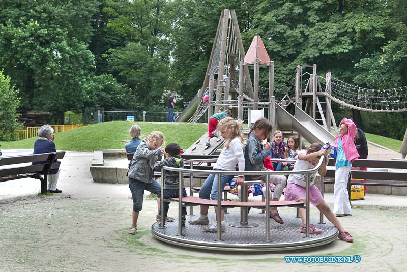 10061810.jpg - FOTOOPDRACHT:Dordrecht:18-06-2010:Speeltuin in het Weizigtpark met spellende kinderenDeze digitale foto blijft eigendom van FOTOPERSBURO BUSINK. Wij hanteren de voorwaarden van het N.V.F. en N.V.J. Gebruik van deze foto impliceert dat u bekend bent  en akkoord gaat met deze voorwaarden bij publicatie.EB/ETIENNE BUSINK