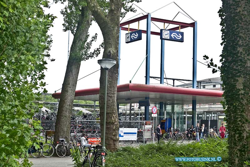 10061813.jpg - FOTOOPDRACHT:Dordrecht:18-06-2010:De achterzijde van het station gezien van uit het WeizigtparkDeze digitale foto blijft eigendom van FOTOPERSBURO BUSINK. Wij hanteren de voorwaarden van het N.V.F. en N.V.J. Gebruik van deze foto impliceert dat u bekend bent  en akkoord gaat met deze voorwaarden bij publicatie.EB/ETIENNE BUSINK