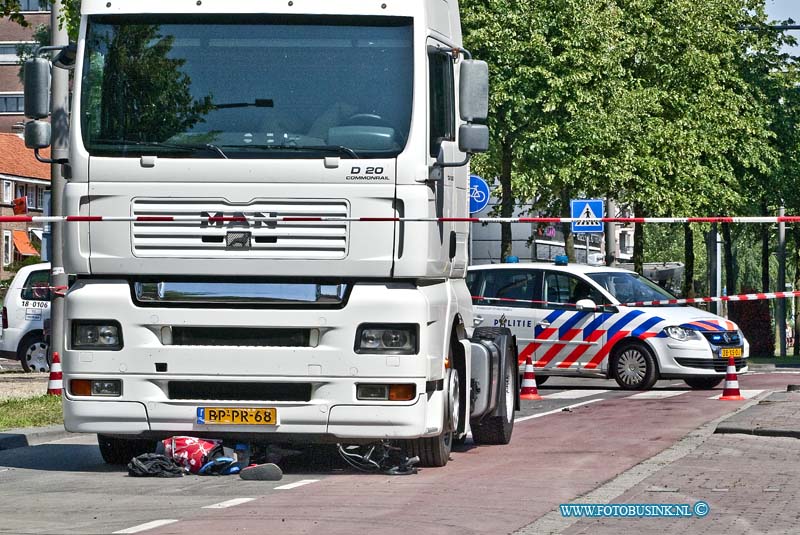 10062803.jpg - FOTOOPDRACHT:Dordrecht:28-06-2010:Bij een aanrijding tussen een vrachtwagen van de kermis die aan het opbreken is in Dordrecht en een meisje die met de fiets ver zebrapad bij stoplichten liep. Het meisje raakt zwaargewond en werd met spoed afgevoerd naar een ziekenhuis. De fiets kwam geheel onder de vrachtwagen te zitten. De politie stelt een onderzoek in naar de toedracht van het ongeval. Deze digitale foto blijft eigendom van FOTOPERSBURO BUSINK. Wij hanteren de voorwaarden van het N.V.F. en N.V.J. Gebruik van deze foto impliceert dat u bekend bent  en akkoord gaat met deze voorwaarden bij publicatie.EB/ETIENNE BUSINK