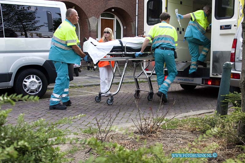 10070204.jpg - FOTOOPDRACHT:Dordrecht:02-07-2010: SCHIETINCIDENT: DRIE GEWONDEN DORDRECHT  Bij een schietincident bij een horecagelegenheid aan de Dubbeldamseweg Zuid zijn op 2 juli drie mannen gewond geraakt. Eén van hen werd getroffen in zijn bovenlichaam, één van hen in zijn been en de derde liep een schampschot aan zijn been op. Geen van de gewonden verkeert in levensgevaar. Kort na het incident werd een man aangehouden op verdenking van betrokkenheid bij het schietincident. Hij is ingesloten en wordt verhoord. Wat er op 2 juli rond 19.15 uur precies in en rond de horecagelegenheid gebeurde, is nog onduidelijk. De recherche en de Unit Forensische Opsporing doen tactisch en technisch onderzoek. Ook is de politie op zoek naar getuigen van het incident en vraagt hun te bellen naar 0900-8844 (lokaal tarief) en te vragen naar de recherche in Dordrecht. De Dubbeldamseweg Zuid werd ter hoogte van de Mauritsweg afgesloten en rond 22.45 uur weer voor alle verkeer opengesteld.Deze digitale foto blijft eigendom van FOTOPERSBURO BUSINK. Wij hanteren de voorwaarden van het N.V.F. en N.V.J. Gebruik van deze foto impliceert dat u bekend bent  en akkoord gaat met deze voorwaarden bij publicatie.EB/ETIENNE BUSINK