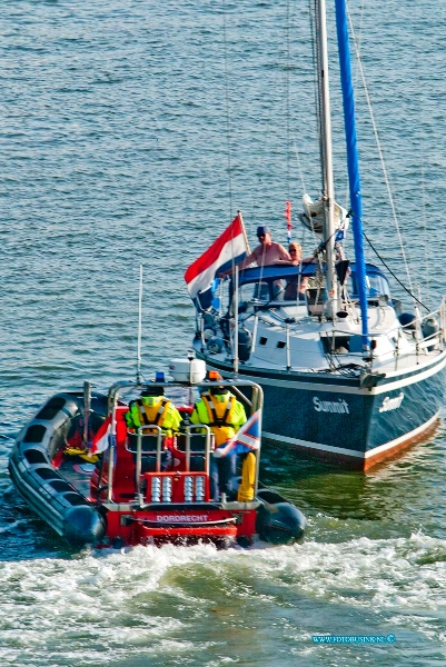 10070806.jpg - FOTOOPDRACHT:Dordrecht:08-07-2010:Reddingsboot DRB 49 op de rivier Oude Maas t/h van de stadsburg Dordrecht -ZwijndrechtDeze digitale foto blijft eigendom van FOTOPERSBURO BUSINK. Wij hanteren de voorwaarden van het N.V.F. en N.V.J. Gebruik van deze foto impliceert dat u bekend bent  en akkoord gaat met deze voorwaarden bij publicatie.EB/ETIENNE BUSINK
