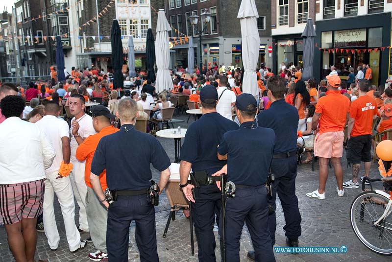10071103.jpg - FOTOOPDRACHT:Dordrecht:11-07-2010:Bij de Finale van het WK finale Nederland tegen Spanje op het Scheffersplein was veel ME en Politie op het plein aanwezig om ongeregelheden te voorkomen in Dordrecht.Deze digitale foto blijft eigendom van FOTOPERSBURO BUSINK. Wij hanteren de voorwaarden van het N.V.F. en N.V.J. Gebruik van deze foto impliceert dat u bekend bent  en akkoord gaat met deze voorwaarden bij publicatie.EB/ETIENNE BUSINK