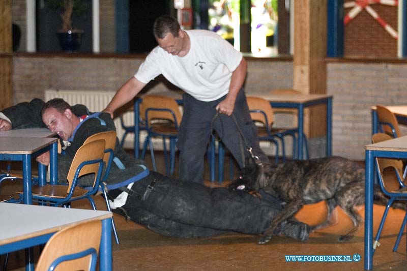 10072503.jpg - FOTOOPDRACHT:Dordrecht:25-07-2010:Foto: verdachte wordt door de politie hond gewongen te gaan liggen.K9 politie honden nachtelijke oefennacht. In da vinci school te Dordrecht leerpark.aller eerst welkom. vandaag kom je in allerlei situaties terecht. de bedoeling is zowel voor hond als geleider "hoe ga je er mee om" let op, je kruip dus in de huid van arrestatie team,politie en dergelijke. Je hebt dus alle bevoegdheden, dus denk niet alleen uit beveiligings situatie. Handelen dus naar inzicht van situatie hou het zo rieël mogelijk.bij sommige situaties is het verstandig om back-up te vragen van collega's cq geleiders. de pakwerkers krijgen vrij spel, dat dus resulteert dat je nooit van te voren weet wat hij/hun gaat doen. en waar hij deze keer zit. In een disco ontstaat een vechtpartij die uit de hand loopt,en er bevind zich een gewapend persoon er tussen. De politie wordt gebeld. de bezoekers kunnen er niet uit en je dient naar binnen te gaan om de gewapende verdachte er uit te halen. let op : de verdacht kan bij het zien van jou een gijzelaar nemen. bedenk dus je benadering en snelle handeling. - verdachte uit disco halen - verdachte stellen met tussenkomst van burger - gewapende persoon uit een groep halen - gijzeling Deze digitale foto blijft eigendom van FOTOPERSBURO BUSINK. Wij hanteren de voorwaarden van het N.V.F. en N.V.J. Gebruik van deze foto impliceert dat u bekend bent  en akkoord gaat met deze voorwaarden bij publicatie.EB/ETIENNE BUSINK