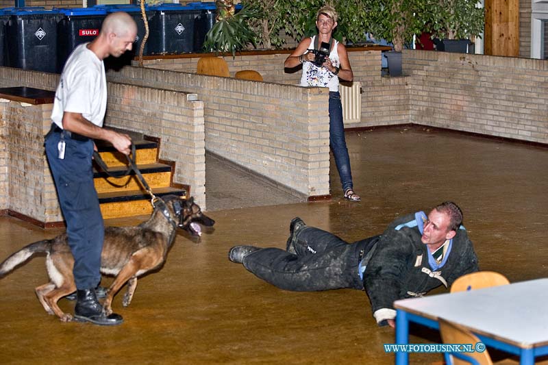 10072511.jpg - FOTOOPDRACHT:Dordrecht:25-07-2010:K9 politie honden nachtelijke oefennacht. in da vinci school te Dordrecht leerpark.aller eerst welkom. vandaag kom je in allerlei situaties terecht. de bedoeling is zowel voor hond als geleider "hoe ga je er mee om" let op, je kruip dus in de huid van arrestatie team,politie en dergelijke. Je hebt dus alle bevoegdheden,dus denk niet alleen uit beveiligings situatie. handelen dus naar inzicht van situatie hou het zo rieël mogelijk.bij sommige situaties is het verstandig om back-up te vragen van collega's cq geleiders. de pakwerkers krijgen vrij spel, dat dus resulteert dat je nooit van te voren weet wat hij/hun gaat doen. en waar hij deze keer zit. in een disco ontstaat een vechtpartij die uit de hand loopt,en er bevind zich een gewapend persoon er tussen.de politie wordt gebeld. de bezoekers kunnen er niet uit en je dient naar binnen te gaan om de gewapende verdachte er uit te halen. let op : de verdacht kan bij het zien van jou een gijzelaar nemen. bedenk dus je benadering en snelle handeling. - verdachte uit disco halen - verdachte stellen met tussenkomst van burger - gewapende persoon uit een groep halen - gijzeling 2e oefening hindernis baan : onze sportieve en slimme verdachte denkt de geleider te slim af te zijn.En heeft er voor gezorgd dat de weg tussen hem en de geleider verhinderd is door diverse obstakels zodat hij een voorsprong heeft. - AANGELijND stellen over obstakels/hindernis baan (geleider moet mee) - stellen door regen van flessen - hindernissen nemen - over bewegend afdekzeil stellen - door een "flappen" muur stellen - op verhogingen lopen - tussen komst van burger Deze digitale foto blijft eigendom van FOTOPERSBURO BUSINK. Wij hanteren de voorwaarden van het N.V.F. en N.V.J. Gebruik van deze foto impliceert dat u bekend bent  en akkoord gaat met deze voorwaarden bij publicatie.EB/ETIENNE BUSINK