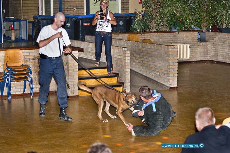 10072515.jpg - FOTOOPDRACHT:Dordrecht:25-07-2010:K9 politie honden nachtelijke oefennacht. in da vinci school te Dordrecht leerpark.aller eerst welkom. vandaag kom je in allerlei situaties terecht. de bedoeling is zowel voor hond als geleider "hoe ga je er mee om" let op, je kruip dus in de huid van arrestatie team,politie en dergelijke. Je hebt dus alle bevoegdheden,dus denk niet alleen uit beveiligings situatie. handelen dus naar inzicht van situatie hou het zo rieël mogelijk.bij sommige situaties is het verstandig om back-up te vragen van collega's cq geleiders. de pakwerkers krijgen vrij spel, dat dus resulteert dat je nooit van te voren weet wat hij/hun gaat doen. en waar hij deze keer zit. in een disco ontstaat een vechtpartij die uit de hand loopt,en er bevind zich een gewapend persoon er tussen.de politie wordt gebeld. de bezoekers kunnen er niet uit en je dient naar binnen te gaan om de gewapende verdachte er uit te halen. let op : de verdacht kan bij het zien van jou een gijzelaar nemen. bedenk dus je benadering en snelle handeling. - verdachte uit disco halen - verdachte stellen met tussenkomst van burger - gewapende persoon uit een groep halen - gijzeling 2e oefening hindernis baan : onze sportieve en slimme verdachte denkt de geleider te slim af te zijn.En heeft er voor gezorgd dat de weg tussen hem en de geleider verhinderd is door diverse obstakels zodat hij een voorsprong heeft. - AANGELijND stellen over obstakels/hindernis baan (geleider moet mee) - stellen door regen van flessen - hindernissen nemen - over bewegend afdekzeil stellen - door een "flappen" muur stellen - op verhogingen lopen - tussen komst van burger Deze digitale foto blijft eigendom van FOTOPERSBURO BUSINK. Wij hanteren de voorwaarden van het N.V.F. en N.V.J. Gebruik van deze foto impliceert dat u bekend bent  en akkoord gaat met deze voorwaarden bij publicatie.EB/ETIENNE BUSINK