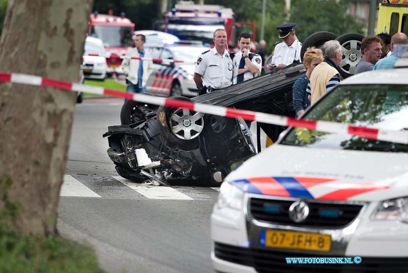 10081305.jpg - FOTOOPDRACHT:Dordrecht:13-08-2010:Bij een 1 zijdig ongeval op de Galileilaan t/m van de Schuilenburg raakte een auto een boom en vloog over de kop 1 persoon raakte daarbij bekneld en gewond de brandweer moest er aan te pas komen en de gewonde werd door de ambulance naar het ziekenhuis afgevoerd.Deze digitale foto blijft eigendom van FOTOPERSBURO BUSINK. Wij hanteren de voorwaarden van het N.V.F. en N.V.J. Gebruik van deze foto impliceert dat u bekend bent  en akkoord gaat met deze voorwaarden bij publicatie.EB/ETIENNE BUSINK