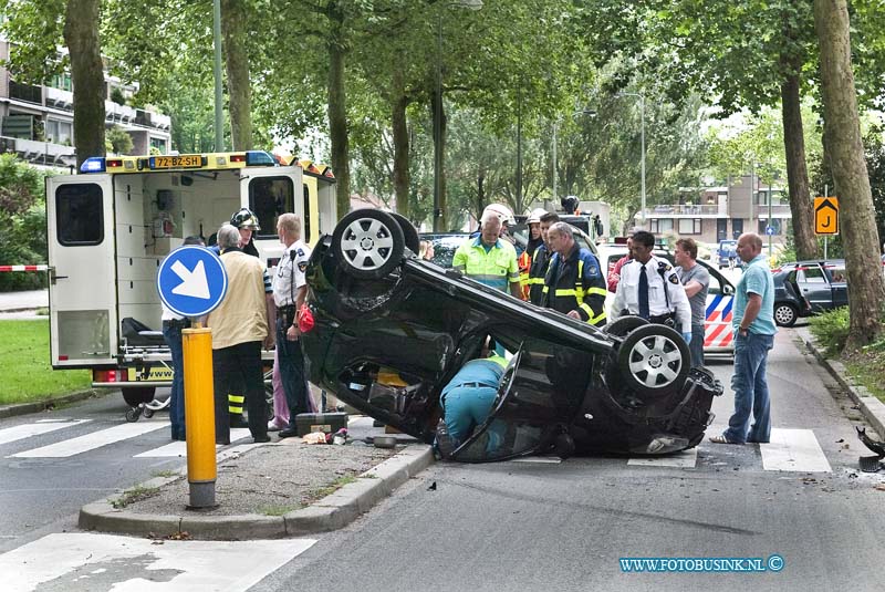 10081306.jpg - FOTOOPDRACHT:Dordrecht:13-08-2010:Bij een 1 zijdig ongeval op de Galileilaan t/m van de Schuilenburg raakte een auto een boom en vloog over de kop 1 persoon raakte daarbij bekneld en gewond de brandweer moest er aan te pas komen en de gewonde werd door de ambulance naar het ziekenhuis afgevoerd.Deze digitale foto blijft eigendom van FOTOPERSBURO BUSINK. Wij hanteren de voorwaarden van het N.V.F. en N.V.J. Gebruik van deze foto impliceert dat u bekend bent  en akkoord gaat met deze voorwaarden bij publicatie.EB/ETIENNE BUSINK
