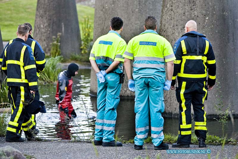 10083013.jpg - FOTOOPDRACHT:Dordrecht:30-08-2010:Een invalide scooter werd aangetroffen nabij het water aan het van der Steenhovenplein ( het kunstwerk fontein met de penissen oude Refaja ziekenhuis). Er werd een zoek tocht gedaan door duikers van de brandweer en de politie en ambulance medewerkers. Maar persoon van de invalide scooter werd niet aangetroffen na een uurtje zoeken. De politie onderzoek de zaak nader waarom de invalide scooter daar stond.Deze digitale foto blijft eigendom van FOTOPERSBURO BUSINK. Wij hanteren de voorwaarden van het N.V.F. en N.V.J. Gebruik van deze foto impliceert dat u bekend bent  en akkoord gaat met deze voorwaarden bij publicatie.EB/ETIENNE BUSINK
