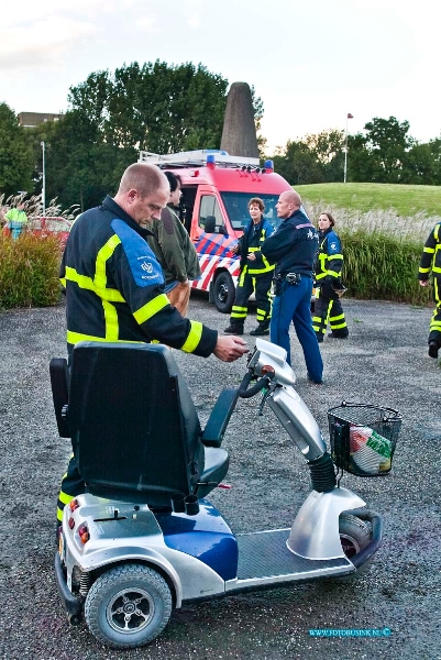 10083018.jpg - FOTOOPDRACHT:Dordrecht:30-08-2010:Een invalide scooter werd aangetroffen nabij het water aan het van der Steenhovenplein ( het kunstwerk fontein met de penissen oude Refaja ziekenhuis). Er werd een zoek tocht gedaan door duikers van de brandweer en de politie en ambulance medewerkers. Maar persoon van de invalide scooter werd niet aangetroffen na een uurtje zoeken. De politie onderzoek de zaak nader waarom de invalide scooter daar stond.Deze digitale foto blijft eigendom van FOTOPERSBURO BUSINK. Wij hanteren de voorwaarden van het N.V.F. en N.V.J. Gebruik van deze foto impliceert dat u bekend bent  en akkoord gaat met deze voorwaarden bij publicatie.EB/ETIENNE BUSINK
