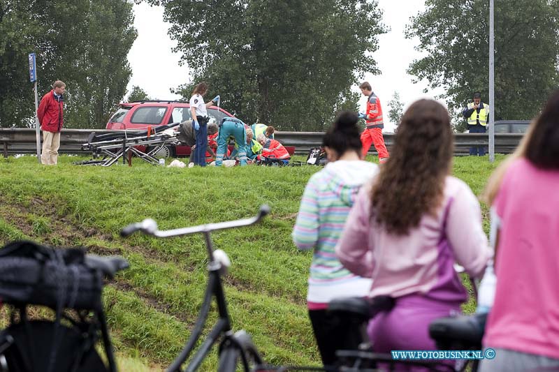 10092803.jpg - FOTOOPDRACHT:Dordrecht:28-09-2010:FIETSER GEWOND BIJ AANRIJDINGDORDRECHT - Een 12-jarige fietser uit 's-Gravendeel is op 28 september rond 08.30 uur  zwaar gewond geraakt na een aanrijding met een bromfietser. Het ongeval vond plaats op het fietspad langs de randweg N3 ter hoogte van het viaduct van de Groenezoom. De jongen liep onder meer ernstig hoofdletsel op en is onder spoedbegeleiding van de politie naar een ziekenhuis in Rotterdam gebracht. Voor hem kwam ook een traumahelikopter ter plaatse. De 18-jarige bromfietser uit Papendrecht hield aan de botsing in ieder geval een gebroken pols over. Beide weggebruikers kwamen uit tegengestelde richting en reden elkaar aan ter hoogte van een fietspad-T-splitsing aan. Of beiden frontaal op elkaar botsten of dat een van beide afsloeg is nog onbekend. De toedracht van de aanrijding is in onderzoek bij de verkeersongevalspecialisten van de regionale Verkeersondersteuning van de Politie Zuid-Holland-Zuid.De jongen maakte deel uit van een klas die met de fiets onderweg naar gymles was. De aanrijding werd gezien door zijn medeleerlingen. Tien van hen werden op het politiebureau  door Slachtofferhulp opgevangen. De N3 richting A16 werd korte tijd afgesloten voor alle verkeer. Nadat de traumahelikopter veilig geland was, kon één rijstrook weer geopend worden. Na ongeveer een uur was de gehele N3 weer open voor alle verkeerDeze digitale foto blijft eigendom van FOTOPERSBURO BUSINK. Wij hanteren de voorwaarden van het N.V.F. en N.V.J. Gebruik van deze foto impliceert dat u bekend bent  en akkoord gaat met deze voorwaarden bij publicatie.EB/ETIENNE BUSINK