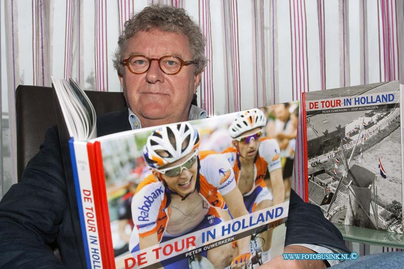 10101502.jpg - FOTOOPDRACHT:Barendrecht:15-10-2010:Peter Ouwerkerk. Hij heeft een 2e boek geschreven over de Tour de France in Rotterdam. We zitten bij Van der Valk in Barendrecht (langs de A15) Krommeweg 12988CB Ridderkerk.Deze digitale foto blijft eigendom van FOTOPERSBURO BUSINK. Wij hanteren de voorwaarden van het N.V.F. en N.V.J. Gebruik van deze foto impliceert dat u bekend bent  en akkoord gaat met deze voorwaarden bij publicatie.EB/ETIENNE BUSINK