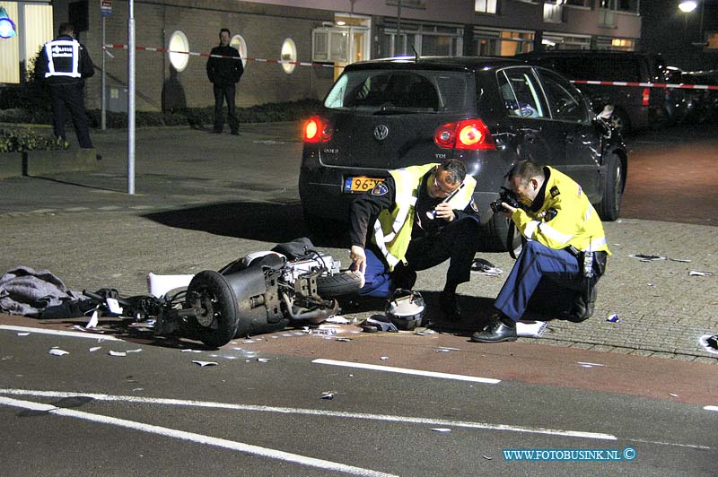 10111701.jpg - FOTOOPDRACHT:Dordrecht:17-10-2010:SCOOTERRIJDER GEWOND NA AANRIJDING MET POLITIEAUTO DORDRECHT - Een 17-jarige scooterrijder uit Dordrecht is op 17 november gewond geraakt toen hij werd aangereden door een onopvallende politieauto. De jongen raakte gewond aan zijn knie, aan zijn mond en aan zijn tenen. Voor hem kwam een ambulance ter plaatse en hij is naar het ziekenhuis vervoerd. Zijn verwondingen lijken mee te vallen. De agent in de politieauto was met spoed onderweg naar de melding en wilde op de Talmaweg afslaan om de Abraham Kuyperweg op te rijden. Uit tegemoet komende richting kwam de scooterrijder aanrijden. Op de kruising van beide straten ging het mis. De toedracht van het ongeval wordt onderzocht door de Politie Rotterdam-Rijnmond. Van dit korps kwamen dan ook verkeersongeval specialisten ter plaatse. Ook verkeersongevalspecialisten van de Regionale Verkeersondersteuning  van de Politie Zuid-Holland-Zuid waren op de plaats van de aanrijding. Zij stellen hun onderzoeksresultaten aan de politie Rotterdam-Rijnmond ter beschikkingDeze digitale foto blijft eigendom van FOTOPERSBURO BUSINK. Wij hanteren de voorwaarden van het N.V.F. en N.V.J. Gebruik van deze foto impliceert dat u bekend bent  en akkoord gaat met deze voorwaarden bij publicatie.EB/ETIENNE BUSINK