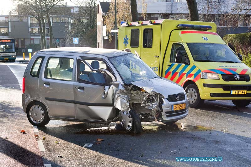 10121503.jpg - FOTOOPDRACHT:Dordrecht:15-12-2010:Dordrecht bij een eenzijdige aanrijding op de Jagerweg (wijk Sterrenburg) raakte een personenauto de stoeprand en vervolgen een boom. De auto sloeg over de kop en de bestuurder raakt hierbij gewond en werd naar een ziekenhuis gebracht. De weg was door het ongeval geruime tijd geblokkeerd. Een sleepwagen takelde het wrak dat totaal los was weg. De politie stelt een onderzoek hoe het ongeval kon gebeurenDeze digitale foto blijft eigendom van FOTOPERSBURO BUSINK. Wij hanteren de voorwaarden van het N.V.F. en N.V.J. Gebruik van deze foto impliceert dat u bekend bent  en akkoord gaat met deze voorwaarden bij publicatie.EB/ETIENNE BUSINK