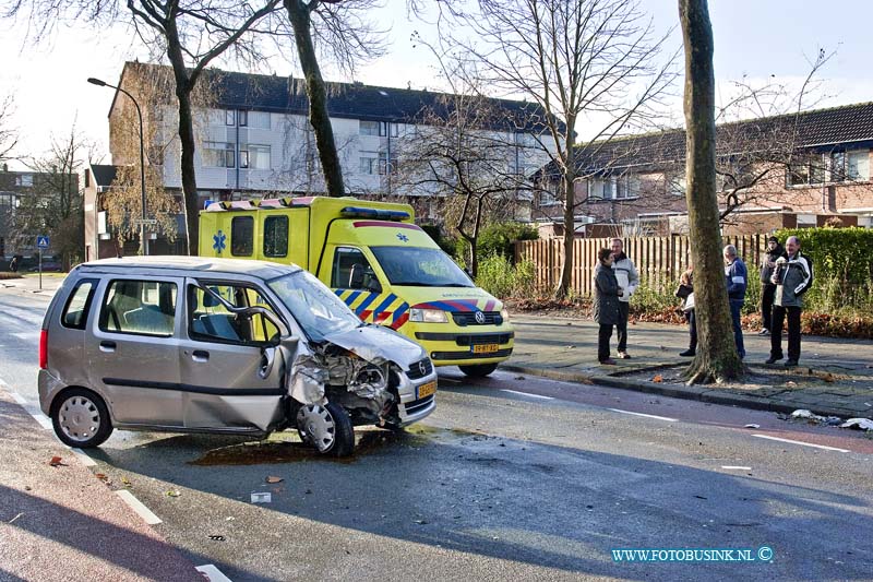 10121504.jpg - FOTOOPDRACHT:Dordrecht:15-12-2010:Dordrecht bij een eenzijdige aanrijding op de Jagerweg (wijk Sterrenburg) raakte een personenauto de stoeprand en vervolgen een boom. De auto sloeg over de kop en de bestuurder raakt hierbij gewond en werd naar een ziekenhuis gebracht. De weg was door het ongeval geruime tijd geblokkeerd. Een sleepwagen takelde het wrak dat totaal los was weg. De politie stelt een onderzoek hoe het ongeval kon gebeurenDeze digitale foto blijft eigendom van FOTOPERSBURO BUSINK. Wij hanteren de voorwaarden van het N.V.F. en N.V.J. Gebruik van deze foto impliceert dat u bekend bent  en akkoord gaat met deze voorwaarden bij publicatie.EB/ETIENNE BUSINK
