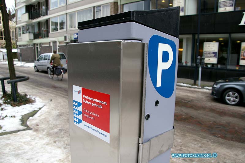 10122601.jpg - FOTOOPDRACHT:Dordrecht:28-12-2010:Gratis parkeren in Dordrecht DORDRECHTVanaf dinsdag 28 december kan men gratis parkeren bij de parkeerautomaten in Dordrecht. Er zijn door de gemeente Dordrecht beschermkappen geplaatst over de parkeerautomaten, hierdoor kan men niet betalen en is het parkeren gratis. Dit is gedaan in verband met mogelijk vernielingen tijdens de jaarwisseling. Op maandag 3 januari worden de beschermkappen weer verwijderd.Deze digitale foto blijft eigendom van FOTOPERSBURO BUSINK. Wij hanteren de voorwaarden van het N.V.F. en N.V.J. Gebruik van deze foto impliceert dat u bekend bent  en akkoord gaat met deze voorwaarden bij publicatie.EB/ETIENNE BUSINK