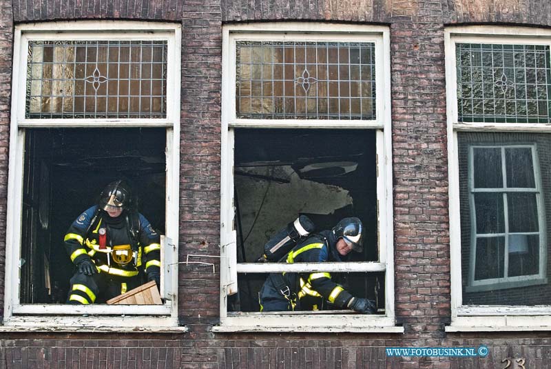 10123010.jpg - FOTOOPDRACHT:Dordrecht:30-12-2010:Veel schade bij woningbrandEen woningbrand op de Steegoversloot in Dordrecht heeft veel schade veroorzaakt. Na de brand bleek dat de schoorsteen scheef staat en niet meer stabiel is. Dat betekent dat de schoorsteen in het pand naar beneden kan vallen of buiten op straat terechtkomt. Totdat dit probleem opgelost is blijft de Steegoversloot voor een deel afgesloten. De melding van de brand kwam op donderdag 30 december 2010 rond 11.30 uur. De brandweer zette uiteindelijk drie blusvoertuigen uit Dordrecht en Papendrecht en een hoogwerker in. De brand begon op de eerste verdieping van de woning en sloeg door naar de tweede verdieping. De brandweer voorkwam dat het vuur oversloeg naar naastgelegen panden en de schade beperkt bleef tot het brandadres. Tijdens de brand was er niemand thuis en er raakte dus ook niemand gewond. De oorzaak van de brand is nog niet duidelijk. Het lijkt er wel op dat deze binnen begon.Deze digitale foto blijft eigendom van FOTOPERSBURO BUSINK. Wij hanteren de voorwaarden van het N.V.F. en N.V.J. Gebruik van deze foto impliceert dat u bekend bent  en akkoord gaat met deze voorwaarden bij publicatie.EB/ETIENNE BUSINK