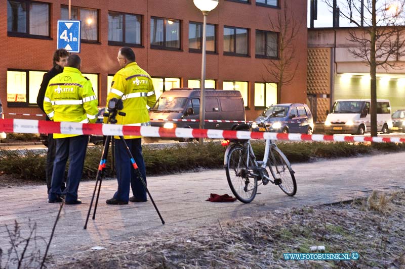 11010303.jpg - Fotoopdracht:Zwijndrecht:03-01-2011:Bij een ongeval op het fietspad van de Koninginnenweg te Zwijndrecht is een man gevallen met zijn fiets en overleden, mogelijk speelde de gladheid hierbij een rol, de politie onderzoekt het ongeval naar de toedracht.Deze digitale foto blijft eigendom van FOTOPERSBURO BUSINK. Wij hanteren de voorwaarden van het N.V.F. en N.V.J. Gebruik van deze foto impliceert dat u bekend bent  en akkoord gaat met deze voorwaarden bij publicatie.EB/ETIENNE BUSINK