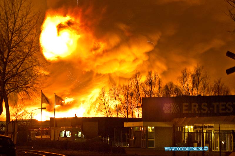 11010530.jpg - FOTOOPDRACHT:Moerdijk:05-01-2011:Op een industrieterrein in het Brabantse Moerdijk woedt sinds half drie vanmiddag een zeer grote brand, met steekvlammen van veertig meter hoog. Daarbij zijn giftige, bijtende stoffen vrijgekomen. In het westen van Brabant en het zuiden van Zuid-Holland is groot alarm geslagen. Mensen in de omgeving van het bedrijf wordt opgeroepen ramen en deuren gesloten te houden. Voor de regio Zuid-Holland-Zuid geldt de hoogste alarmfase. Het gaat om het bedrijf Chemie-Pack aan de Vlasweg op een industrieterrein. Het bedrijf bewerkt en verpakt chemische producten. Volgens de politie zijn vooralsnog geen gewonden gevallen bij de brand en er zijn geen woningen in de directe nabijheid van de brand. De brandweer verricht metingen om het gevaar van de rook vast te stellen.Deze digitale foto blijft eigendom van FOTOPERSBURO BUSINK. Wij hanteren de voorwaarden van het N.V.F. en N.V.J. Gebruik van deze foto impliceert dat u bekend bent  en akkoord gaat met deze voorwaarden bij publicatie.EB/ETIENNE BUSINK