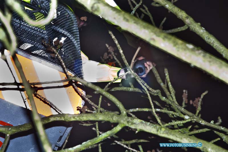 11012305.jpg - FOTOOPDRACHT:Dordrecht:23-01-2011:Vogel vast in de boom door voer netje op de walenburg ter hoogte nr 42. de brandweer haalde samen met de Dierenamblance de vogel uit de boom. De vogel hing op zijn kop aan het netje vast in een tak en kon nooit zelfstandig los komen.Deze digitale foto blijft eigendom van FOTOPERSBURO BUSINK. Wij hanteren de voorwaarden van het N.V.F. en N.V.J. Gebruik van deze foto impliceert dat u bekend bent  en akkoord gaat met deze voorwaarden bij publicatie.EB/ETIENNE BUSINK