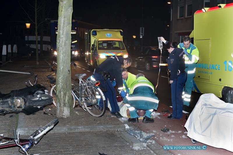 11012901.jpg - FOTOOPDRACHT:Dordrecht:29-01-2011:Dordrecht Bij een ongeval met een brommer is 1 persoon zwaar gewond geraakt, op het achter hakkers t/h van hotel Dordrecht. Het gewonde slachtoffer werd met de ambulance naar een ziekenhuis vervoert. Over de toedracht van het ongeval is niets bekend.Deze digitale foto blijft eigendom van FOTOPERSBURO BUSINK. Wij hanteren de voorwaarden van het N.V.F. en N.V.J. Gebruik van deze foto impliceert dat u bekend bent  en akkoord gaat met deze voorwaarden bij publicatie.EB/ETIENNE BUSINK