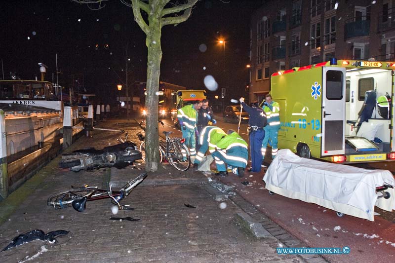 11012904.jpg - FOTOOPDRACHT:Dordrecht:29-01-2011:Dordrecht Bij een ongeval met een brommer is 1 persoon zwaar gewond geraakt, op het achter hakkers t/h van hotel Dordrecht. Het gewonde slachtoffer werd met de ambulance naar een ziekenhuis vervoert. Over de toedracht van het ongeval is niets bekend.Deze digitale foto blijft eigendom van FOTOPERSBURO BUSINK. Wij hanteren de voorwaarden van het N.V.F. en N.V.J. Gebruik van deze foto impliceert dat u bekend bent  en akkoord gaat met deze voorwaarden bij publicatie.EB/ETIENNE BUSINK