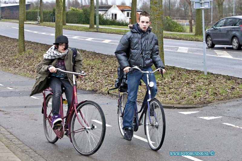 11020408.jpg - FOTOOPDRACHT:Dordrecht:04-01-2011:Door de storm is het moeilijk fietsen tegen de sterke wind voor de school jeugd, zoals hier op de Noordendijk.Deze digitale foto blijft eigendom van FOTOPERSBURO BUSINK. Wij hanteren de voorwaarden van het N.V.F. en N.V.J. Gebruik van deze foto impliceert dat u bekend bent  en akkoord gaat met deze voorwaarden bij publicatie.EB/ETIENNE BUSINK
