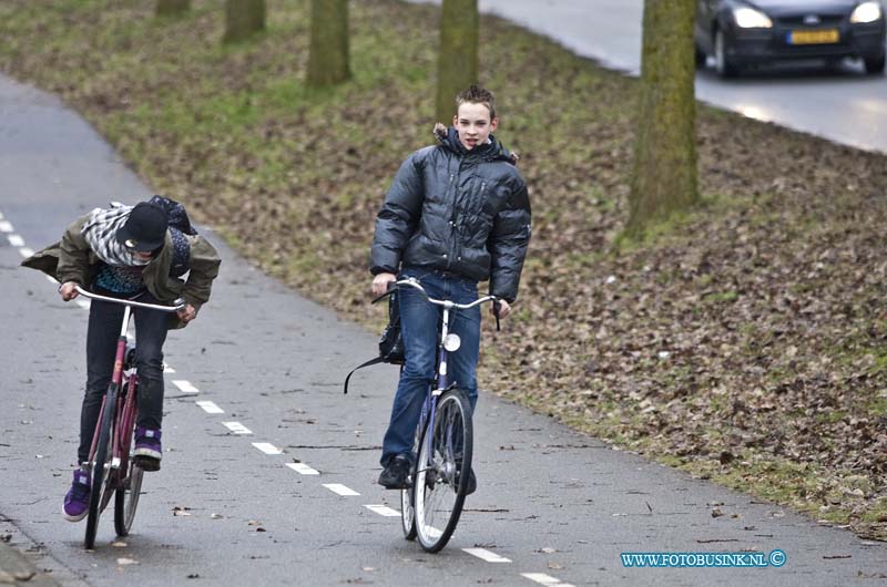 11020409.jpg - FOTOOPDRACHT:Dordrecht:04-01-2011:Door de storm is het moeilijk fietsen tegen de sterke wind voor de school jeugd, zoals hier op de Noordendijk.Deze digitale foto blijft eigendom van FOTOPERSBURO BUSINK. Wij hanteren de voorwaarden van het N.V.F. en N.V.J. Gebruik van deze foto impliceert dat u bekend bent  en akkoord gaat met deze voorwaarden bij publicatie.EB/ETIENNE BUSINK