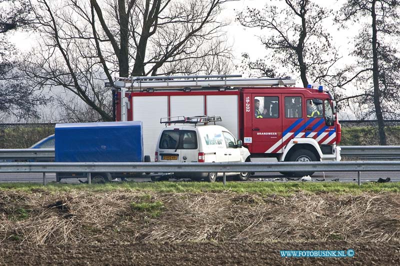 11020701.jpg - FOTOOPDRACHT:Dordrecht:07-01-2011:Aan het begin van de middag is een personen auto met aanhanger geschaard op de RW A16 t/h van Dordrecht. 1 gewonde bestuurder werd voor de zekerheid met de ambulance afgevoerd naar een Ziekenhuis. Er ontstond een paar kilometer file door het ongeval. Deze digitale foto blijft eigendom van FOTOPERSBURO BUSINK. Wij hanteren de voorwaarden van het N.V.F. en N.V.J. Gebruik van deze foto impliceert dat u bekend bent  en akkoord gaat met deze voorwaarden bij publicatie.EB/ETIENNE BUSINK