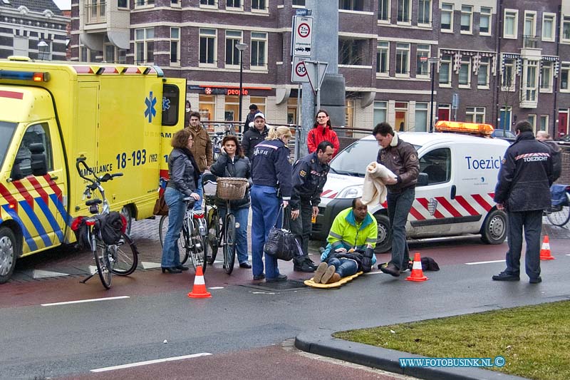 11021007.jpg - FOTOOPDRACHT:Dordrecht:10-02-2011:Dordrecht - Aan de Spuiboulevard ter hoogte van de Spuiweg is donderdagochtend een meisje aangereden op haar fiets door een personenauto. Het meisje is bij dit ongeval gewond geraakt. Ze is door het ambulance personeel meegenomen naar het ziekenhuis. Over de oorzaak is op dit moment nog niets bekendDeze digitale foto blijft eigendom van FOTOPERSBURO BUSINK. Wij hanteren de voorwaarden van het N.V.F. en N.V.J. Gebruik van deze foto impliceert dat u bekend bent  en akkoord gaat met deze voorwaarden bij publicatie.EB/ETIENNE BUSINK
