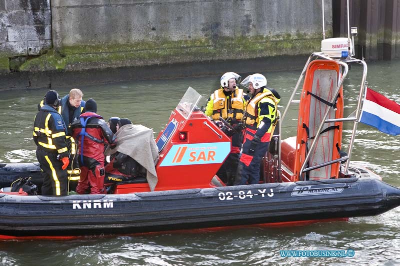 11022206.jpg - FOTOOPDRACHT:Zwijndrecht:22-02-2011:Vanaf de brugweg (stadsburg Dordrecht-Zwijndrecht) is een melding binnen gekomen bij de alarmcentrale ZHZ dat een persoon met rug tas te water was geraakt in de oude maas. De brandweer van Zwijndrecht en Rijmond ( duikers), Politie, Ambulance en Reddingsbrigade  KNRM rukte met groot materieel uit en ging op zoek naar de drenkeling. Na een uur werkt de zoek toch afgeblazen omdat de drenkeling waarschijnlijk zelf weer op de kwal wist te komen ondanks dit extreem koude weer. zelf de duikers van de brandweer moesten met dekens warm gehouden worden in boot van de  KNRM.Deze digitale foto blijft eigendom van FOTOPERSBURO BUSINK. Wij hanteren de voorwaarden van het N.V.F. en N.V.J. Gebruik van deze foto impliceert dat u bekend bent  en akkoord gaat met deze voorwaarden bij publicatie.EB/ETIENNE BUSINK