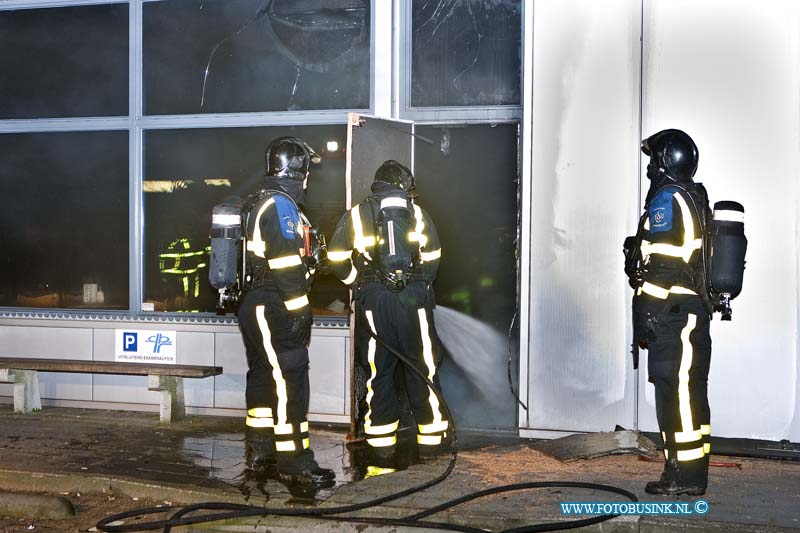 11030404.jpg - FOTOOPDRACHT:Dordrecht:04-03-2011:Een flinke binnenbrand bij het CBR aan de Egstraat 4 te Dordrecht een hoop schade aan de kantine en het pand toegebracht. Er is mogelijk sprake van brand stichting. De politie doet nader onderzoek naar de brand.Deze digitale foto blijft eigendom van FOTOPERSBURO BUSINK. Wij hanteren de voorwaarden van het N.V.F. en N.V.J. Gebruik van deze foto impliceert dat u bekend bent  en akkoord gaat met deze voorwaarden bij publicatie.EB/ETIENNE BUSINK