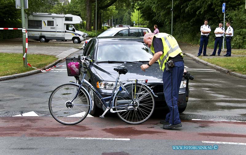 11051001.jpg - FOTOOPDRACHT:Dordrecht:10-05-2011:DORDRECHT  Op de kruising van de Gravensingel en de Dubbelsteynlaan Oost in Dordrecht is dinsdagochtend een fietser gewond geraakt bij een ongeval. Waarschijnlijk is het ongeval door een voorrangsfout ontstaan. De fietser is met onbekend letsel meegenomen naar het ziekenhuis. De politie doet nader onderzoek naar de oorzaak. Deze digitale foto blijft eigendom van FOTOPERSBURO BUSINK. Wij hanteren de voorwaarden van het N.V.F. en N.V.J. Gebruik van deze foto impliceert dat u bekend bent  en akkoord gaat met deze voorwaarden bij publicatie.EB/ETIENNE BUSINK