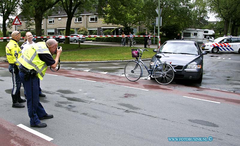11051002.jpg - FOTOOPDRACHT:Dordrecht:10-05-2011:DORDRECHT  Op de kruising van de Gravensingel en de Dubbelsteynlaan Oost in Dordrecht is dinsdagochtend een fietser gewond geraakt bij een ongeval. Waarschijnlijk is het ongeval door een voorrangsfout ontstaan. De fietser is met onbekend letsel meegenomen naar het ziekenhuis. De politie doet nader onderzoek naar de oorzaak. Deze digitale foto blijft eigendom van FOTOPERSBURO BUSINK. Wij hanteren de voorwaarden van het N.V.F. en N.V.J. Gebruik van deze foto impliceert dat u bekend bent  en akkoord gaat met deze voorwaarden bij publicatie.EB/ETIENNE BUSINK