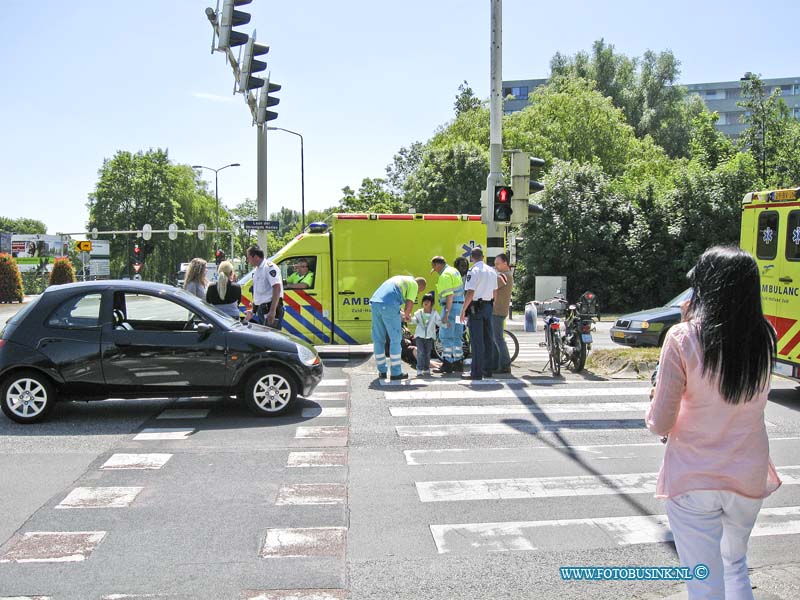 11052502.jpg - FOTOOPDRACHT:Dordrecht:25-05-2011:Dordrecht Bij een aanrijding op de kruising Laan de VN en Hugo van Gijnweg raakte 2 fietsers gewond een moeder met haar dochtertje zaten op de (brom) fiets en werden door een auto op het zebrapad geraakt. 2 ambulance keken de gewonde na en zijn voor controle naar een ziekenhuis vervoerd. De politie stelt een onderzoek in naar de toedracht van het ongeval.Deze digitale foto blijft eigendom van FOTOPERSBURO BUSINK. Wij hanteren de voorwaarden van het N.V.F. en N.V.J. Gebruik van deze foto impliceert dat u bekend bent  en akkoord gaat met deze voorwaarden bij publicatie.EB/ETIENNE BUSINK
