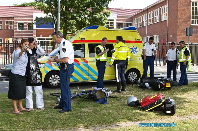 11053002.jpg - FOTOOPDRACHT:Dordrecht:30-05-2011:Ongeval Fiets -Scoeter op de julianaweg ter hoogte van de school. Bij de aanrijding raakte de bestuuders gewond aan armen en benen. De TO  van de politie zhz stelt een onderoek in naar het ongeval.Deze digitale foto blijft eigendom van FOTOPERSBURO BUSINK. Wij hanteren de voorwaarden van het N.V.F. en N.V.J. Gebruik van deze foto impliceert dat u bekend bent  en akkoord gaat met deze voorwaarden bij publicatie.EB/ETIENNE BUSINK