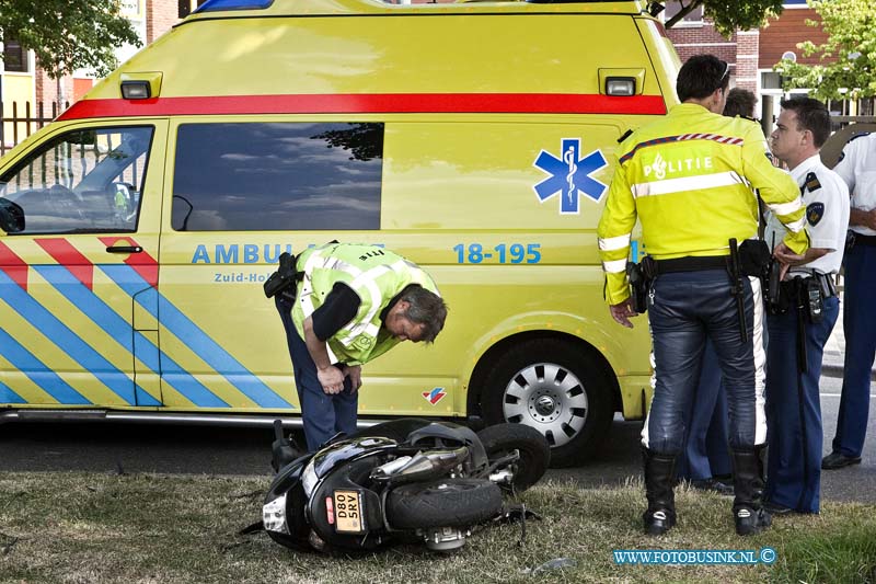 11053003.jpg - FOTOOPDRACHT:Dordrecht:30-05-2011:Ongeval Fiets -Scoeter op de julianaweg ter hoogte van de school. Bij de aanrijding raakte de bestuuders gewond aan armen en benen. De TO  van de politie zhz stelt een onderoek in naar het ongeval.Deze digitale foto blijft eigendom van FOTOPERSBURO BUSINK. Wij hanteren de voorwaarden van het N.V.F. en N.V.J. Gebruik van deze foto impliceert dat u bekend bent  en akkoord gaat met deze voorwaarden bij publicatie.EB/ETIENNE BUSINK