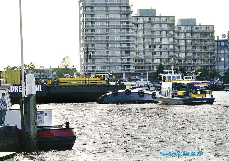 11060303.jpg - FOTOOPDRACHT:Dordrecht:03-06-2011:De sleepboot Avant 5 van Muller Dordrecht is vrijdag aan het begin van de avond omgeslagen op de Oude Maas voor de stad Dordrecht. De vier opvarenden werden door de waterbus opgepikt en zijn voor controle naar het ziekenhuis gebracht.Deze digitale foto blijft eigendom van FOTOPERSBURO BUSINK. Wij hanteren de voorwaarden van het N.V.F. en N.V.J. Gebruik van deze foto impliceert dat u bekend bent  en akkoord gaat met deze voorwaarden bij publicatie.EB/ETIENNE BUSINK