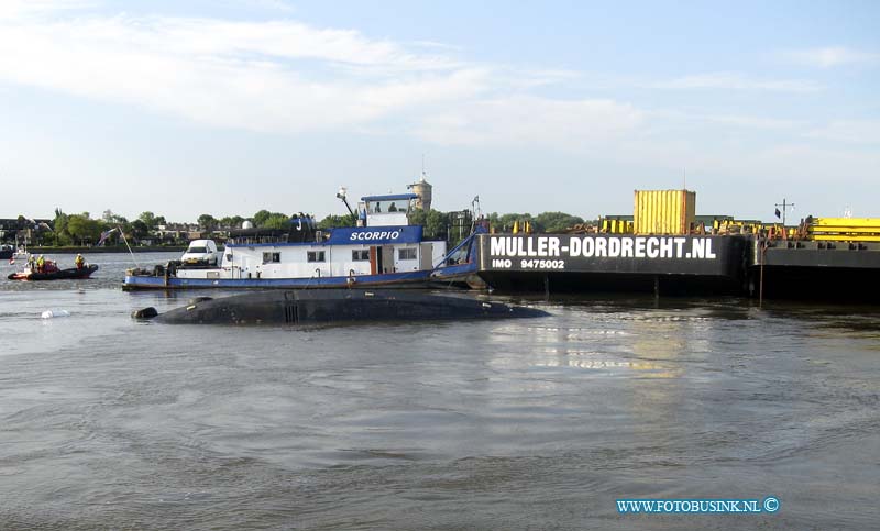 11060306.jpg - FOTOOPDRACHT:Dordrecht:03-06-2011:De sleepboot Avant 5 van Muller Dordrecht is vrijdag aan het begin van de avond omgeslagen op de Oude Maas voor de stad Dordrecht. De vier opvarenden werden door de waterbus opgepikt en zijn voor controle naar het ziekenhuis gebracht.Deze digitale foto blijft eigendom van FOTOPERSBURO BUSINK. Wij hanteren de voorwaarden van het N.V.F. en N.V.J. Gebruik van deze foto impliceert dat u bekend bent  en akkoord gaat met deze voorwaarden bij publicatie.EB/ETIENNE BUSINK