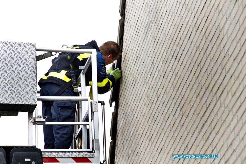 11071101.jpg - FOTOOPDRACHT:Dordrecht:11-07-2011:De brandweer heeft een nog jong vogeltje dat tussen de dakpannen nabij de schoorsteen zat van de woning aan de Joke Smiterf gered. De brandweerman ging met een hoogwerker het hoge dak op en kon naveel geduld het vogeltje redden, eenmaal beneden ontdekte de brandweermannen dat het nog jonge vogeltje door een vislijn verstrikt was geraakt, en maakte het vogeltje vrij van de vislijn. De dieren ambulance heeft zich later over het vogeltje ontfermt.Deze digitale foto blijft eigendom van FOTOPERSBURO BUSINK. Wij hanteren de voorwaarden van het N.V.F. en N.V.J. Gebruik van deze foto impliceert dat u bekend bent  en akkoord gaat met deze voorwaarden bij publicatie.EB/ETIENNE BUSINK
