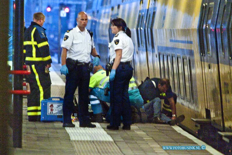 11082001.jpg - FOTOOPDRACHT:Dordrecht:20-08-2011:Man onder trein op het parron van Station Dordrecht Centraal, hij raakte daar bij zwaar gewond.Deze digitale foto blijft eigendom van FOTOPERSBURO BUSINK. Wij hanteren de voorwaarden van het N.V.F. en N.V.J. Gebruik van deze foto impliceert dat u bekend bent  en akkoord gaat met deze voorwaarden bij publicatie.EB/ETIENNE BUSINK