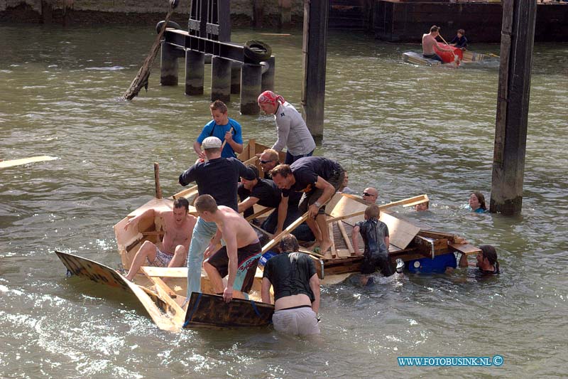 11091801.jpg - FOTOOPDRACHT:Dordrecht:18-09-2011:De Dirty Boat Building Race vindt plaats in de Wolwevershaven in Dordrecht met een race van zelfgemaakte vlotten.Het finale onderdeel waarbij alles is toegestaan, zolang de boot de finish maar niet haalt.Deze digitale foto blijft eigendom van FOTOPERSBURO BUSINK. Wij hanteren de voorwaarden van het N.V.F. en N.V.J. Gebruik van deze foto impliceert dat u bekend bent  en akkoord gaat met deze voorwaarden bij publicatie.EB/ETIENNE BUSINK