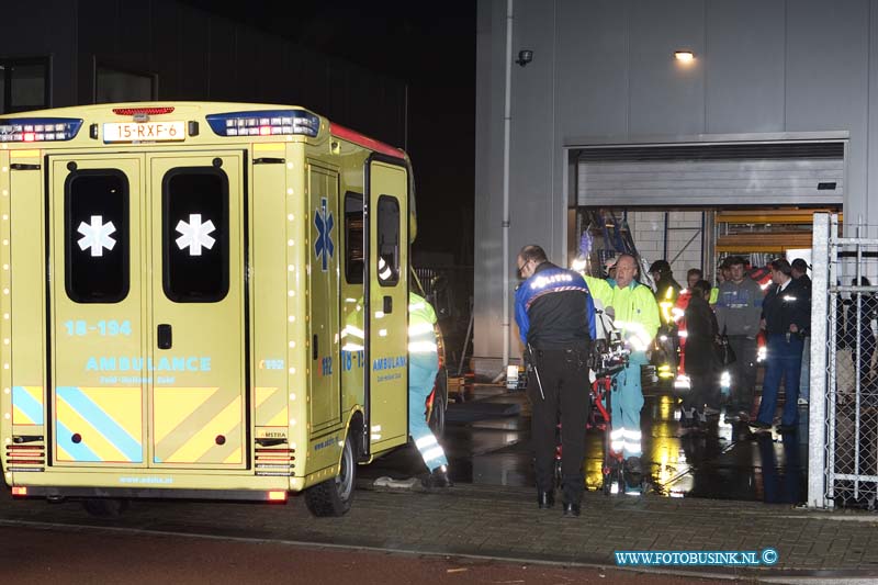 11122901.jpg - FOTOOPDRACHT:Dordrecht:29-12-2011:Een man is aan het begin van de avond onder een stelling geraakt door dat deze instorte in een bedrijfsgebouw aan de Toermalijnring 1600. de brandweer en een Traumateam en 2 ambulance en politie moesten er aan te pas komen, om de man te bevrijden. De man is met spoed en onbekend letsel afgevoerd naar een ziekenhuis. De arbeidsinspektie en politie stelt een onderzoek in naar de toedracht van het ongeval.Deze digitale foto blijft eigendom van FOTOPERSBURO BUSINK. Wij hanteren de voorwaarden van het N.V.F. en N.V.J. Gebruik van deze foto impliceert dat u bekend bent  en akkoord gaat met deze voorwaarden bij publicatie.EB/ETIENNE BUSINK